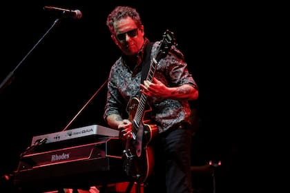 El inicio del show de Andrés Calamaro incluyó entre los primeros cinco temas a “Crímenes perfectos”, “Loco” y “Te quiero igual”
