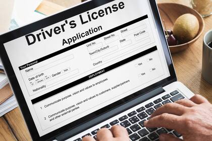El inmigrante debe completar un formulario disponible en línea para iniciar el trámite para sacar la licencia de conducir en Texas