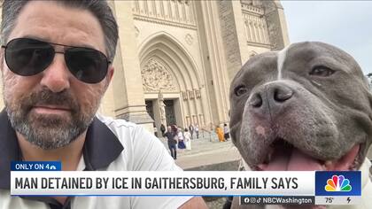 El inmigrante detenido posa en una foto familiar junto a su perro Duke