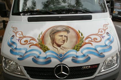 El inmortal Juan Manuel Fangio en el capot de un utilitario Mercedes-Benz