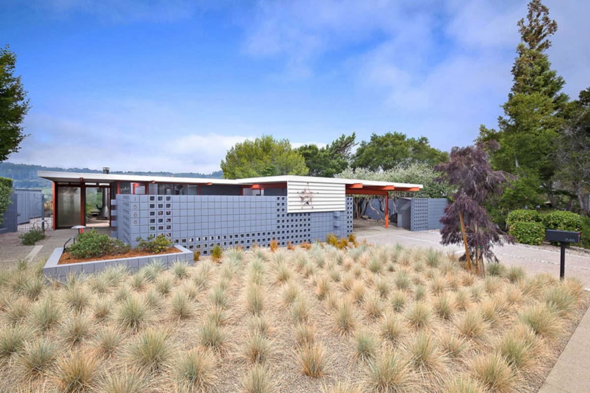 El inmueble está ubicado en el 1586 de Lexington Ave., en el desarrollo habitacional conocido como The Highlands, en San Mateo, California
