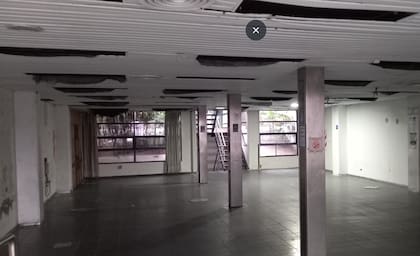 El inmueble esta ubicado sobre un terreno de 318m2 y tiene una superficie cubierta de casi 800m2