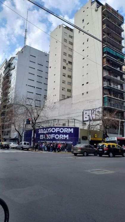 El inmueble posee una servidumbre administrativa gratuita, perpetua e irrevocable a favor de Subterráneos de Buenos Aires S.E