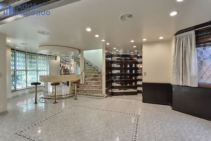 El inmueble tiene 700 m² cubiertos, distribuidos en planta baja, primer piso y un altillo