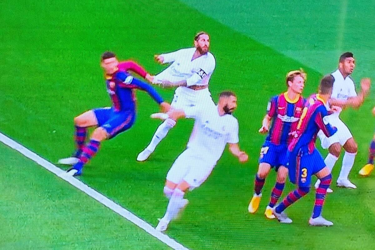 El inocente agarrón de Lenglet a Sergio Ramos