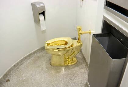 El inodoro de 18 quilates, titulado "América", de Maurizio Cattelan en el baño del Museo Solomon R. Guggenheim en Nueva York, el 16 de septiembre de 2016