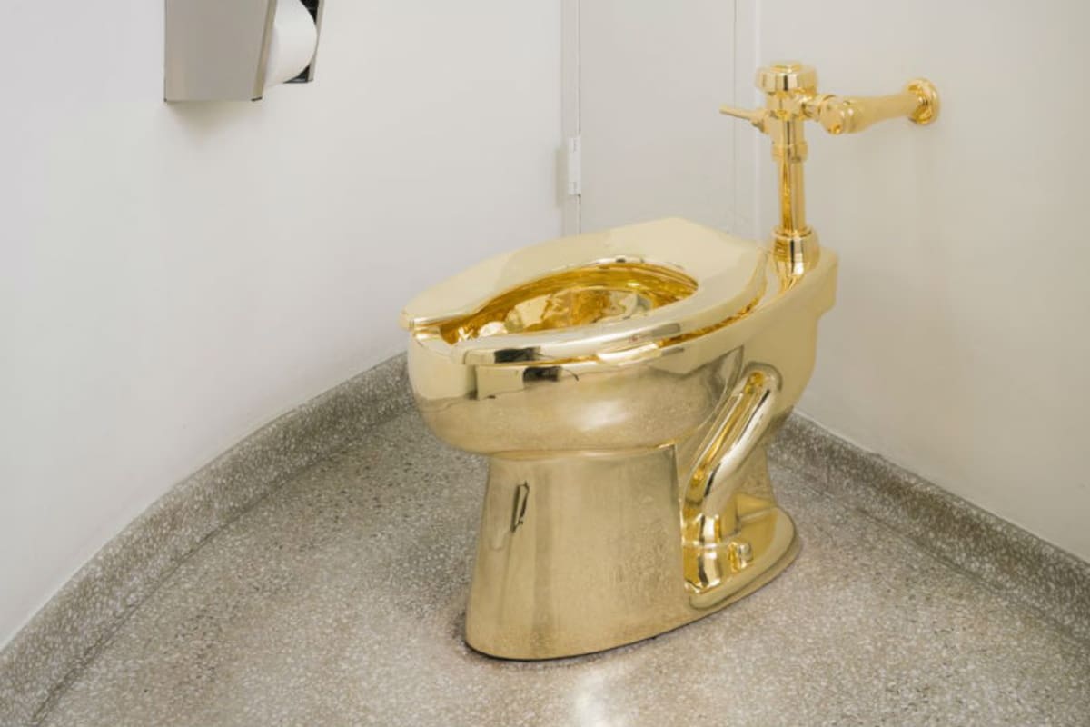 El inodoro de oro es parte de la muestra "América", del artista italiano Maurizio Cattelan