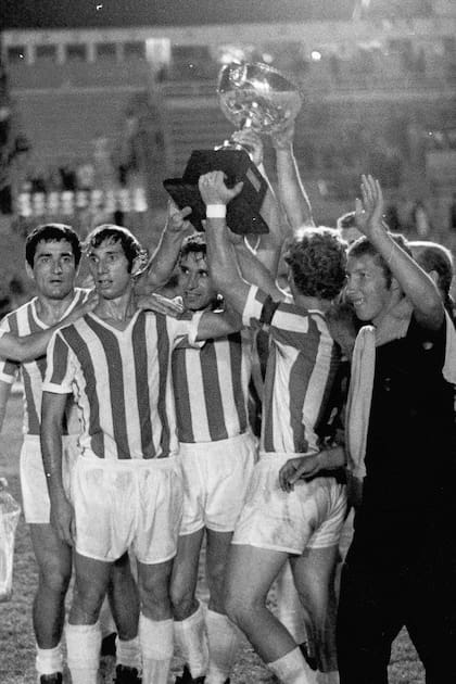 River campeón de la Interamericana de 1987: Funes levanta el trofeo en un Monumental con muy poco público