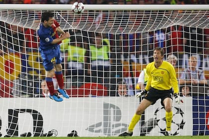 El inolvidable gol de Messi ante el holandés Edwin van der Sar en la final de la Champions League de 2009