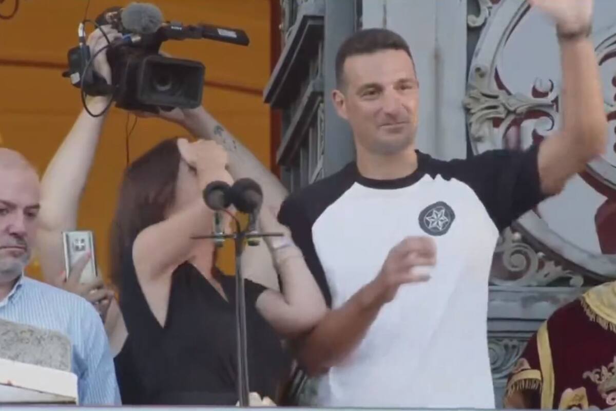 El insólito error de la alcaldesa de La Coruña al presentar a Lionel Scaloni y la reacción del entrenador. Captura: @somosculturagal