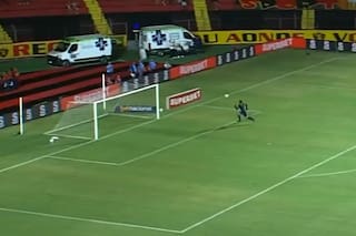 De Brasil al mundo: el insólito gol de media cancha con la "ayuda" del arquero que se hizo viral