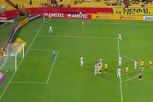 El insólito gol del argentino Daniel Kitu Díaz, en el partido que Barcelona le ganó a Wanderers por la Copa Sudamericana
