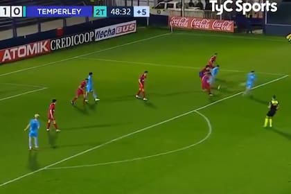 El insólito gol (y empate) de Temperley ante Tigre: el despeje de Cabrera rebotó en la cola de Allione y se metió en encima del arquero Roffo.