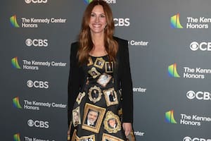 El insólito homenaje que Julia Roberts le hizo a George Clooney en la alfombra roja con un vestido