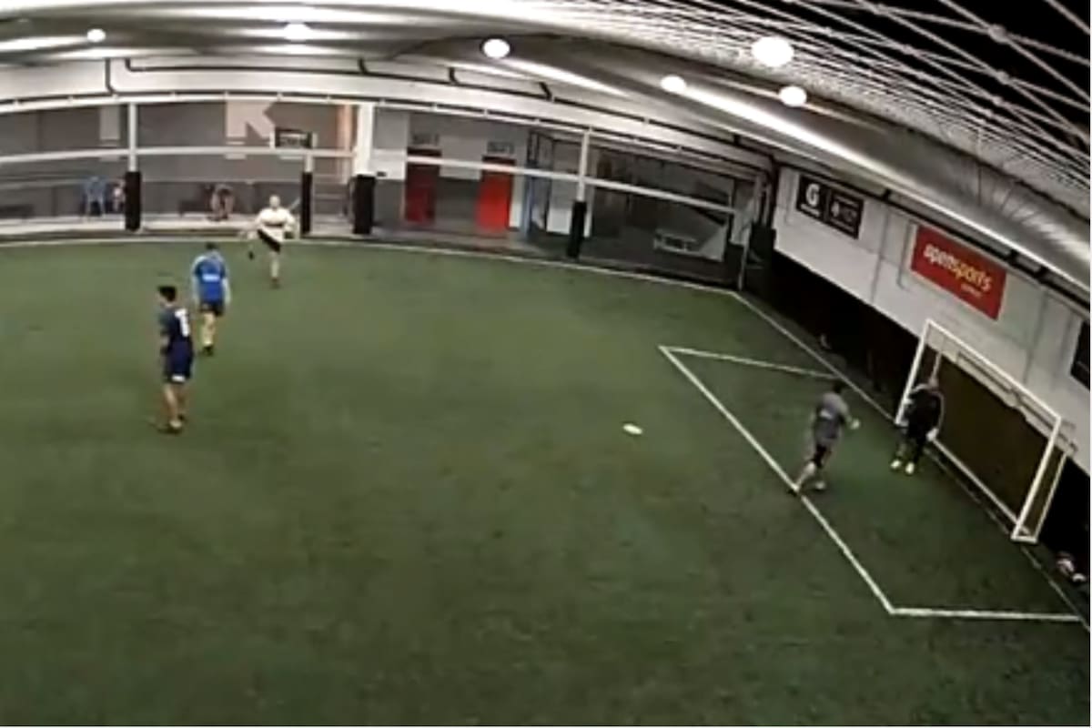 El insólito motivo que deslizó un desconocido para jugar un partido de fútbol 5
Foto: captura de pantalla