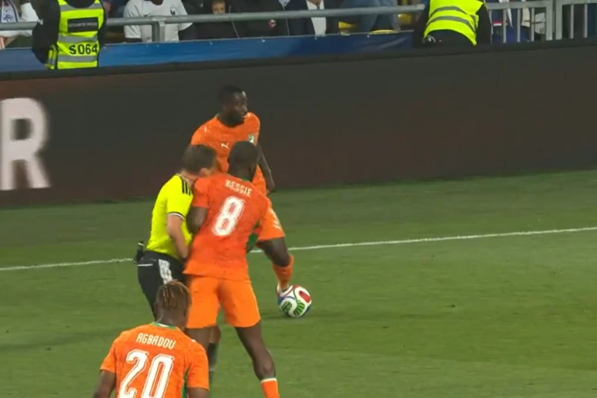 El insólito topetazo que le dio Franck Kessié al árbitro austríaco Sebastian Gishamer en un ataque de Costa de Marfil