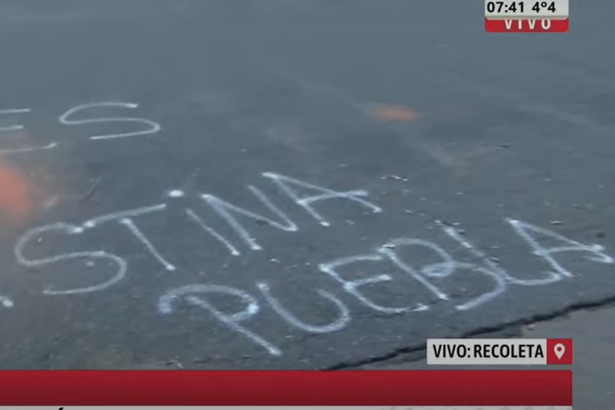 El insóltito graffiti escrito frente a la casa de la vicepresidenta: "Todes con Cristina Puebla".