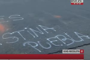 El insóltito graffiti escrito frente a la casa de la vicepresidenta: "Todes con Cristina Puebla".