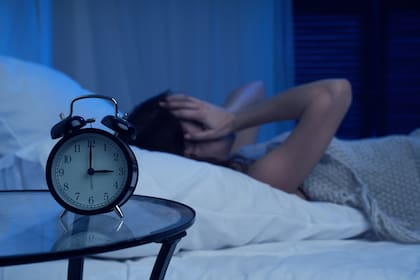 El insomnio se puede agravar cuando se mira la hora a cada rato frente a la frustración de no poder dormir