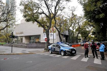 El inspector Juan Pablo Roldán fue asesinado al intentar detener a un hombre armado con un cuchillo
