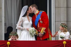 El instante del beso en el balcón