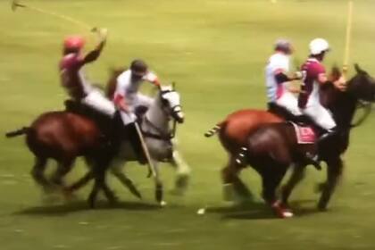 El instante del choque de Alejandro Novillo Astrada a Tito Ruiz Guiñazú