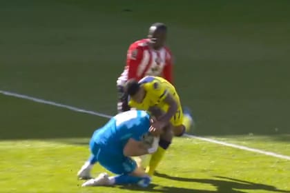 El instante donde la parte externa de la rodilla derecha de Romero choca contra la cabeza de su arquero, el checo Antonín Kinsky