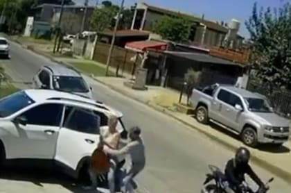 El instante en el cual rodean a la mujer y le roban 20 millones de pesos.