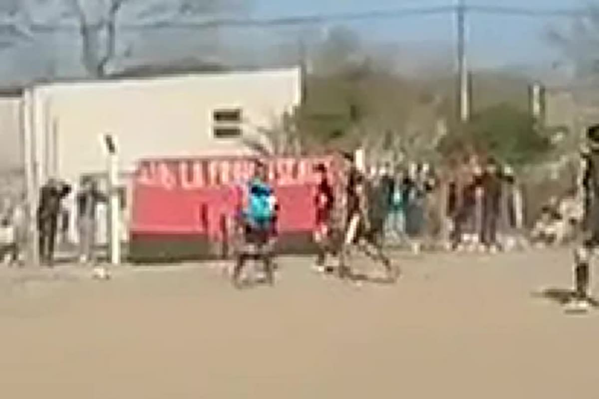 El instante en el que el árbitro Carlos Saire se acerca para expulsar a un jugador si saber que recibiría un cabezazo que lo dejaría tendido en el suelo
