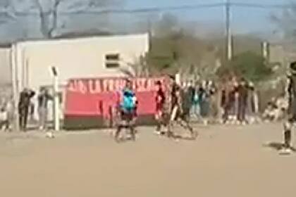 El instante en el que el árbitro Carlos Saire se acerca para expulsar a un jugador si saber que recibiría un cabezazo que lo dejaría tendido en el suelo