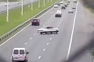 El instante en el que el conductor derrapa sobre la autopista Acceso Oeste para evitar chocar con otros vehículos