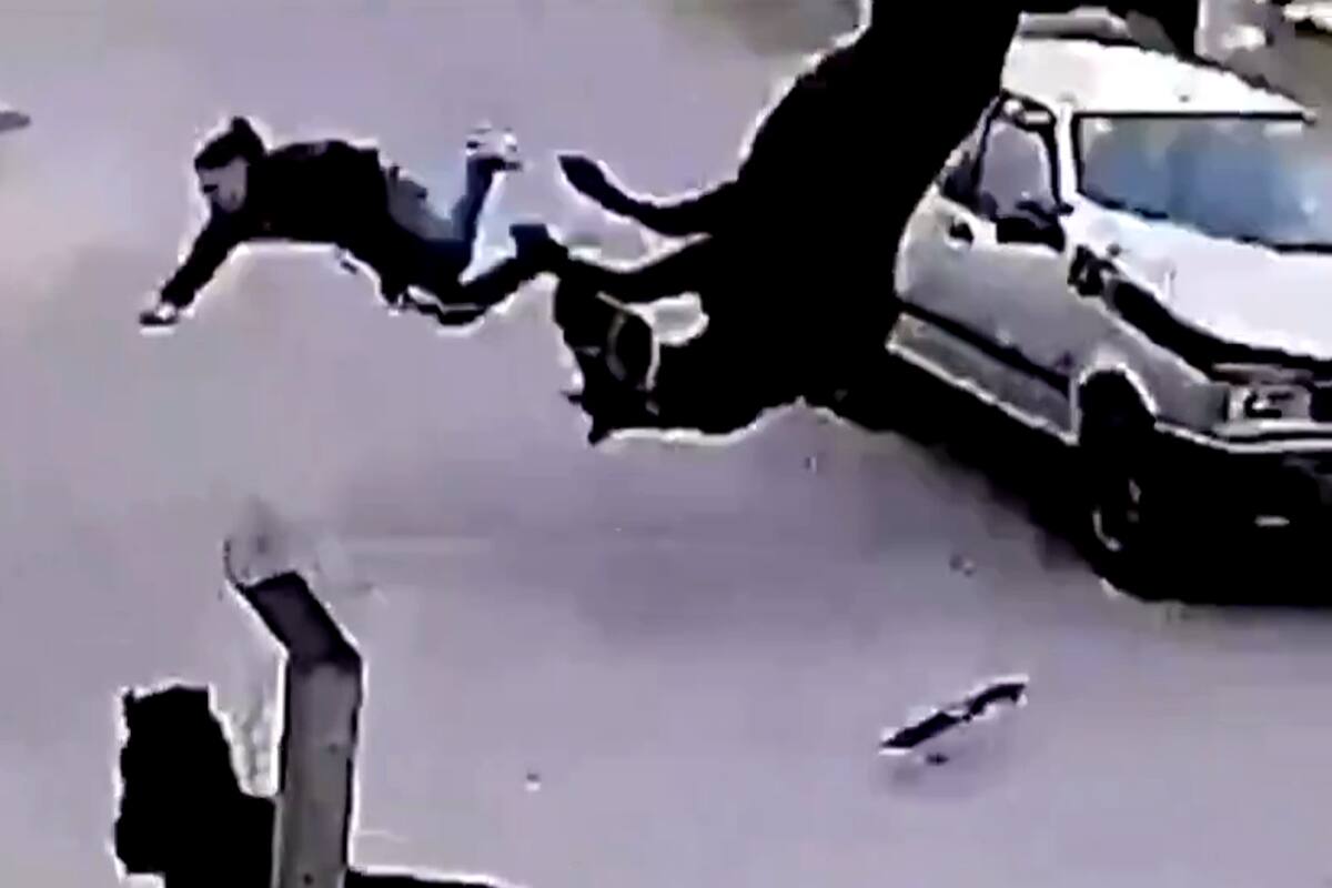 El instante en el que el joven y el caballo sobre el que estaba montado salen volando por los aires tras recibir el impacto de un Fiat Duna