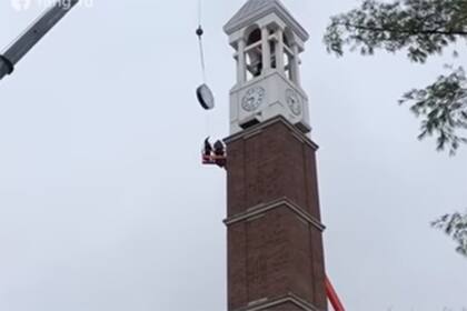 El instante en el que reloj baja con la grúa