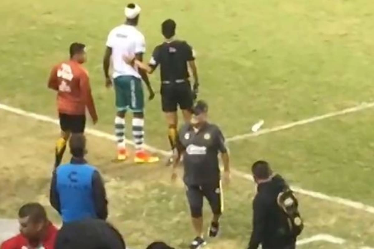 El instante en el que una botella plástica vuela cerca de Maradona