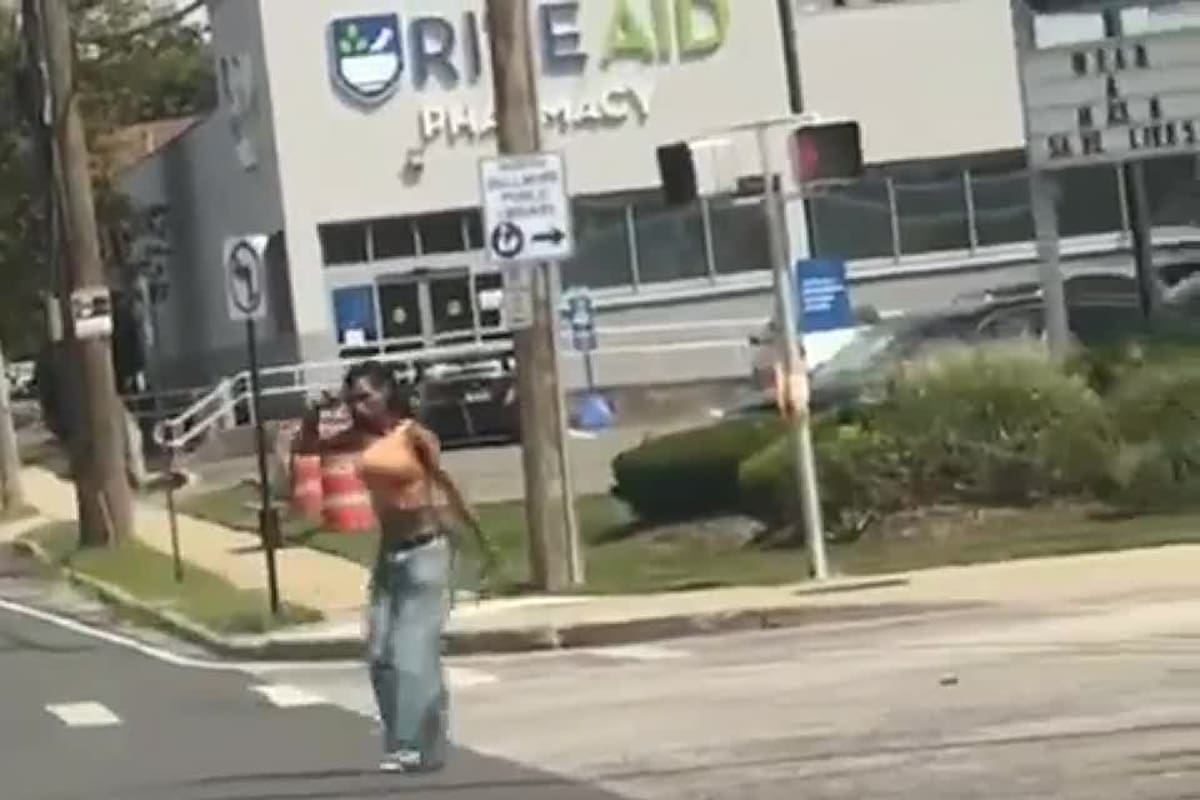 El instante en el que una mujer de Nueva York pone un arma contra su cabeza y amenaza con disparase