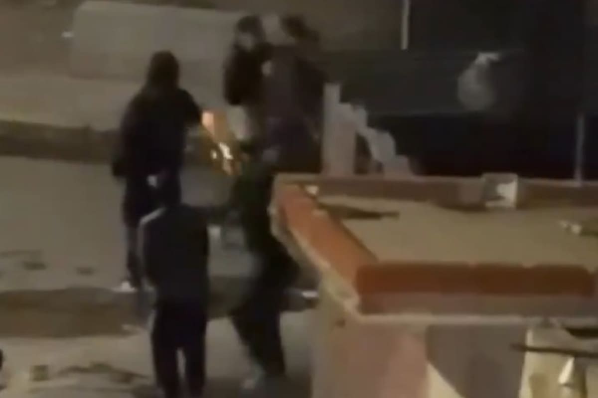 El instante en el que uno de los atacantes le dispara a las piernas a un grupo de personas que pasaba caminando por uan calle de Fuerte Apache