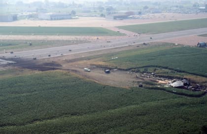El instante en que el DC-10 intentó aterrizar sin controles hidráulicos. El ala derecha tocó primero la pista y el avión terminó envuelto en fuego