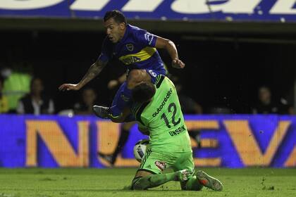 El instante exacto del choque entre el arquero y el delantero de Boca