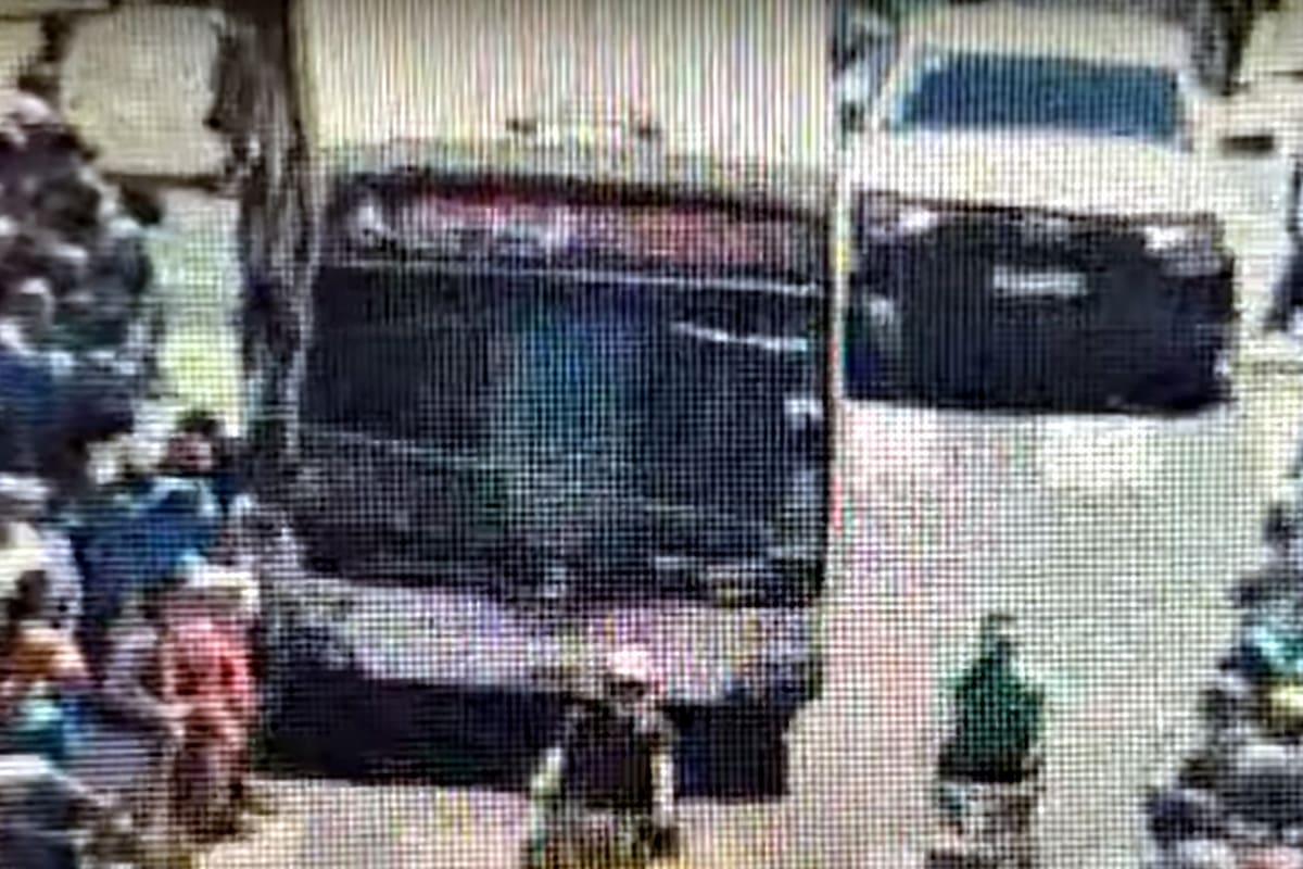 El instante exacto en el que un efectivo de la División Verificación Vehicular de las fuerzas de seguridad porteñas es embestido por un coche de la línea 26 en la intersección de la avenida Corrientes y Uruguay