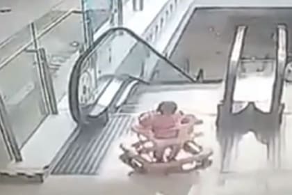 El instante previo a la caída y el final con suerte porque apareció un salvador para el bebé