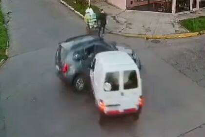 El instante previo a que el cartonero recibiera el impacto de uno de los dos vehículos involucrados en el choque en San Justo, La Matanza