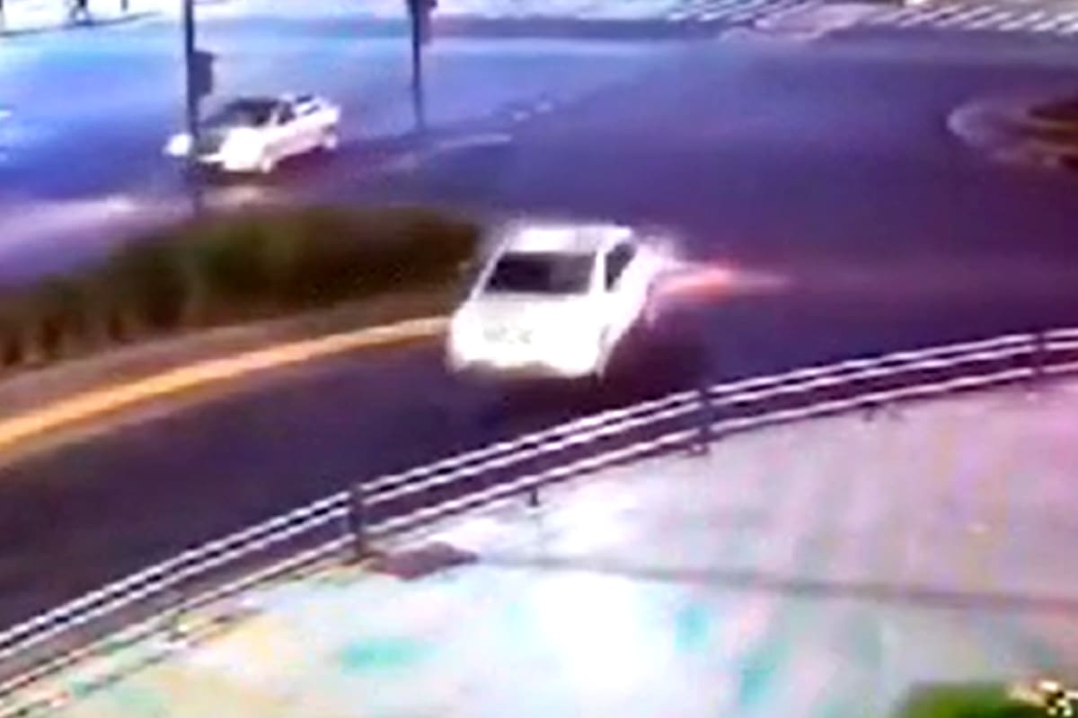 El instante previo a que el conductor del Volskwagen Gold Trend chocara contra la baranda de la Plaza de la República