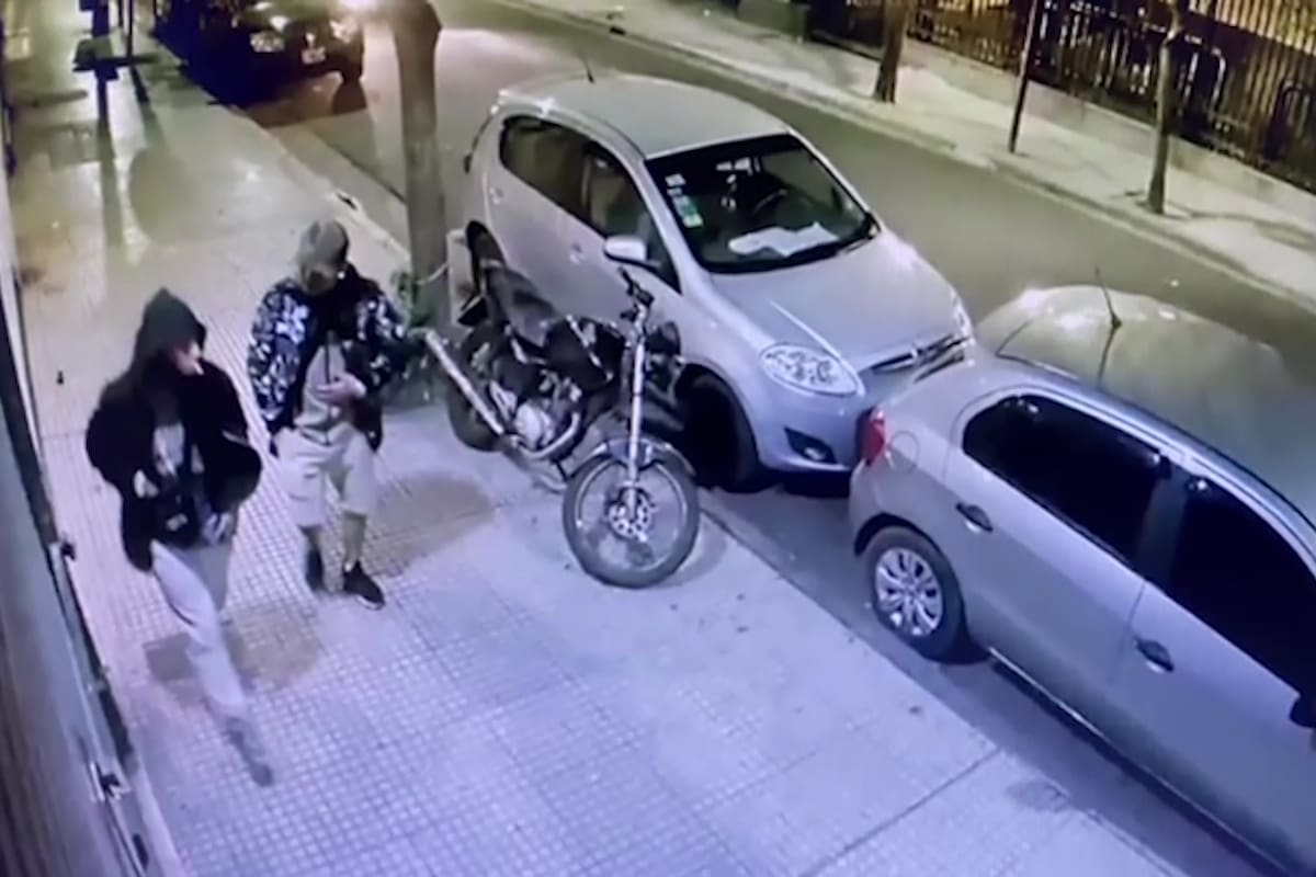 El instante previo a que el joven de la izquierda mate al otro de cinco tiros, en Balvanera