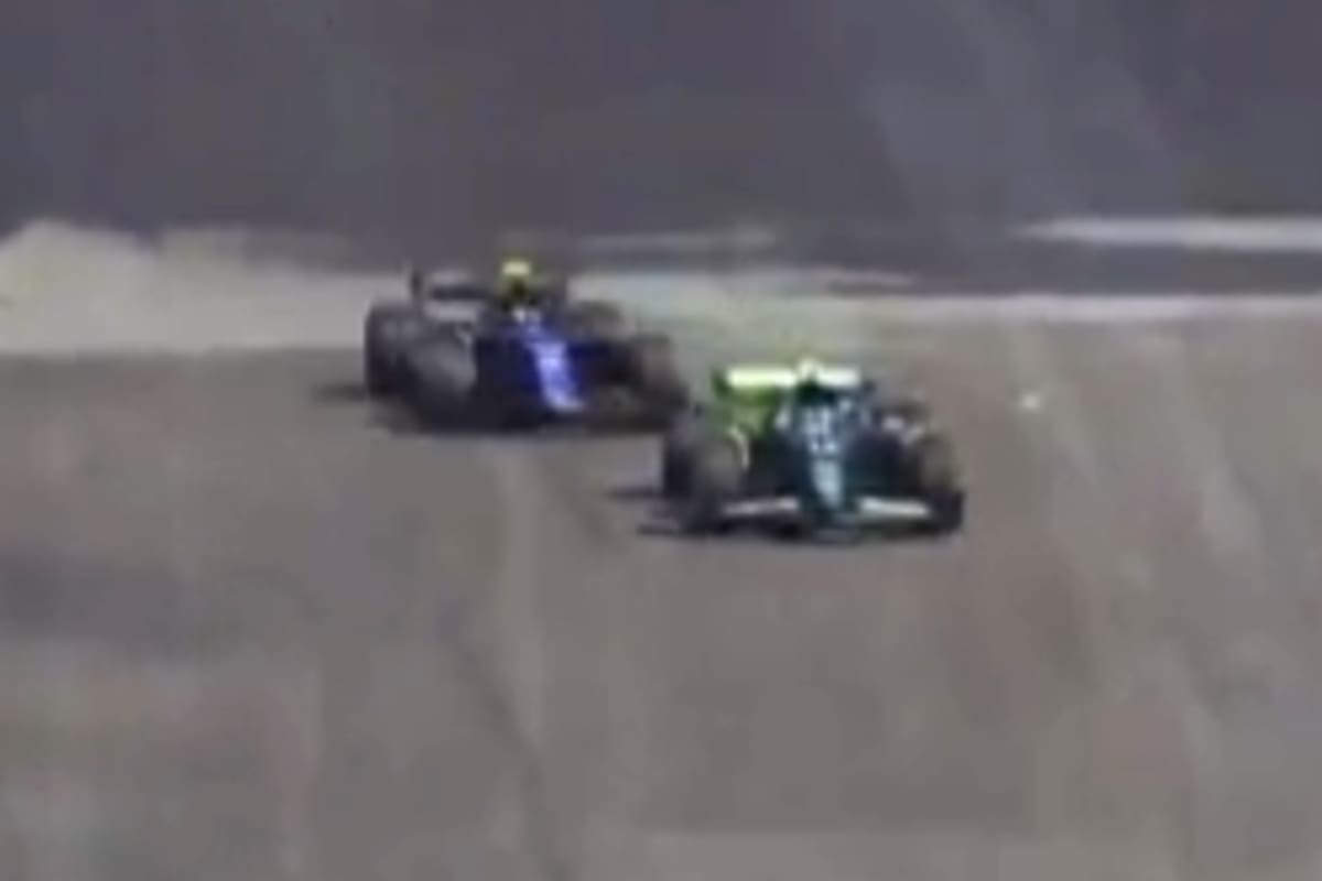 El instante previo a que Franco Colapinto, piloto argentino de la escudería Williams, sobrepase a Fernando Alonso (Aston Martín) por posicionarse décimo en el GP de Estados Unidos