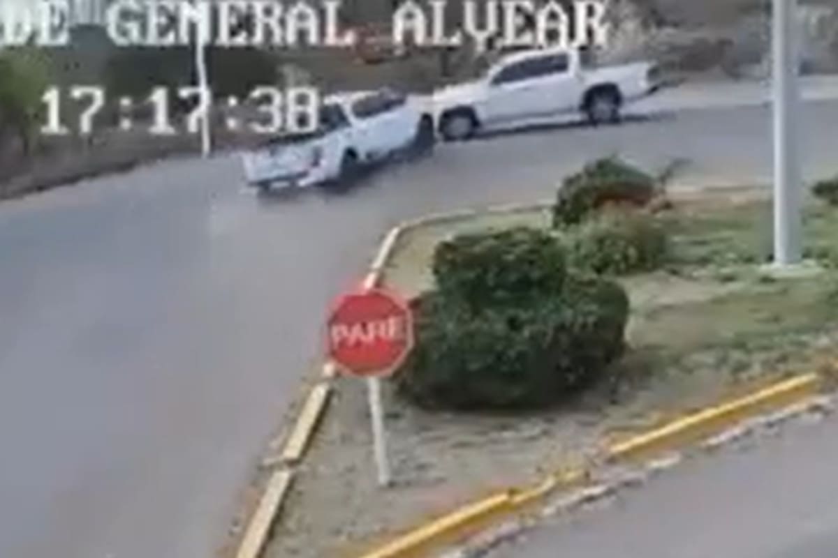 El instante previo al fuerte accidente captado por las cámaras de seguridad de la zona
