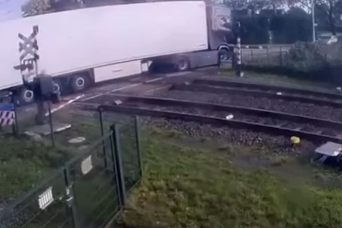 El instante previo al impacto entre el camión y el tren
