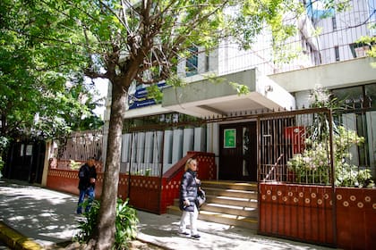 El Instituto Anunciación de María está ubicado sobre la calle Virrey del Pino, en su intersección con avenida Forest, en pleno Belgrano R