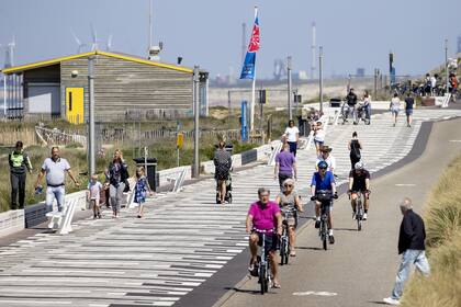 El Instituto Nacional Holandés para la Salud Pública recomendó a las personas solteras buscar un "compañero sexual" o "de abrazos" para transitar la pandemia disminuyendo los riesgos de contagio del coronavirus