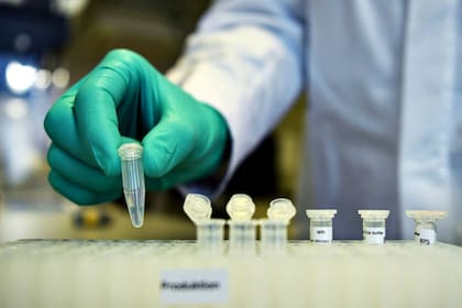 El gobierno español anunció la compra de material sanitario a China para controlar el contagio en el país. Sin embargo, varios laboratorios de microbiología alertaron que los test rapidos de prueba adquiridos del gigante asiático no funcionan bien.