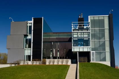El Instituto Perimeter dice que Pasterski lidera a un grupo que aborda "el problema de unir nuestra comprensión del espacio-tiempo con la teoría cuántica codificando nuestro universo como un holograma"